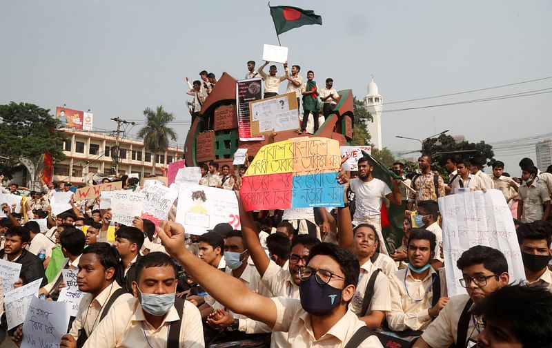 নটর ডেম কলেজের শিক্ষার্থী নাঈম হাসান নিহতের ঘটনায় বিচার ও নিরাপদ সড়কের দাবিতে নটর ডেম কলেজের শিক্ষার্থীরা জিরো পয়েন্ট এলাকায় বিক্ষোভ করেন। ঢাকা, ২৫ নভেম্বর