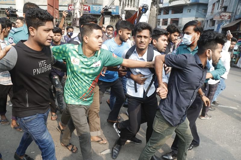 হাফ পাসের দাবিতে চলা আন্দোলনের মধ্যে পুলিশের উপস্থিতিতে এক ছাত্রকে ধরে নিয়ে যাওয়া হয়