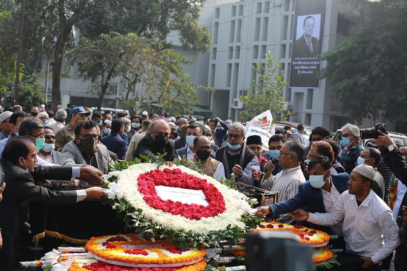 রাজধানীর প্রেসক্লাব প্রাঙ্গণে রিয়াজ উদ্দিন আহমেদের প্রতি শেষ শ্রদ্ধা