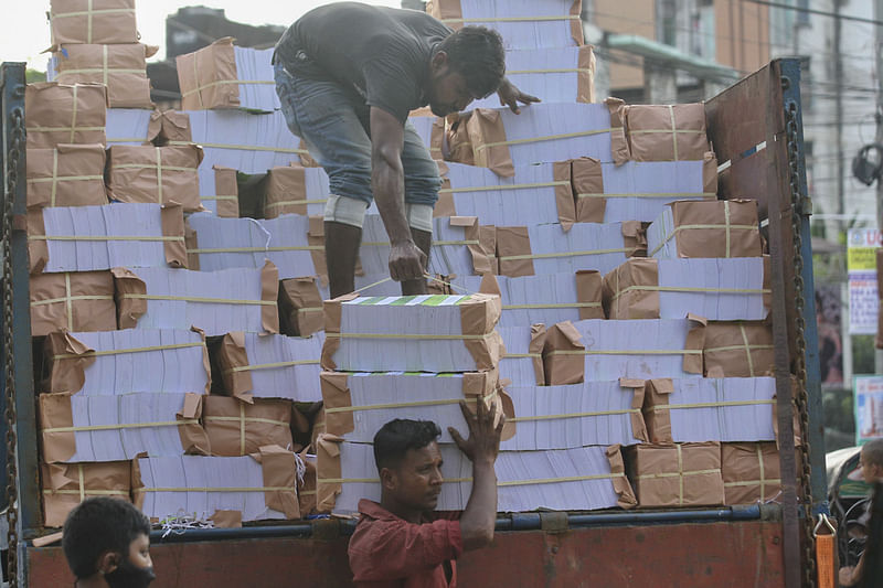 স্কুলে স্কুলে পাঠানো হচ্ছে নতুন বই। অন্যান্য বছরের মতো এবারও বছরের প্রথম দিন শিক্ষার্থীদের হাতে বই তুলে দিতে নেওয়া হচ্ছে প্রস্তুতি