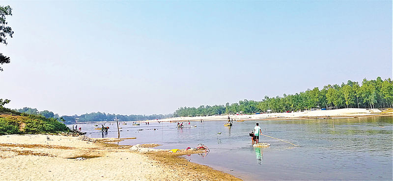 পঞ্চগড়ে করতোয়া নদীতে চলছে পাথর উত্তোলন