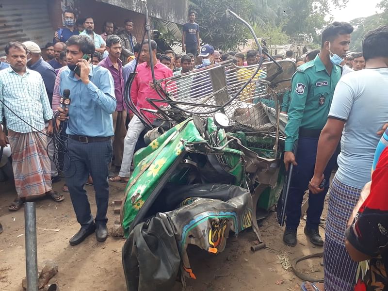 সংঘর্ষে দুমড়েমুচড়ে গেছে অটোরিকশা