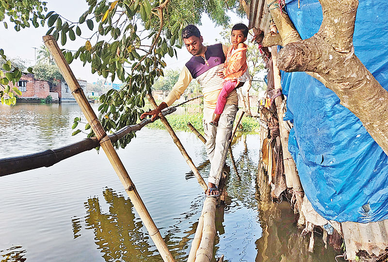 রাজশাহী নগরের ১৭ নম্বর ওয়ার্ড বড়বনগ্রাম রায়পাড়ায় নালা দিয়ে পানি নামতে না পারায় রাস্তায় সৃষ্টি হয়েছে জলাবদ্ধতা। বাশেঁর আড় বানিয়ে চলাচল করছে মানুষ। গতকাল বড়বনগ্রাম রায়পাড়া এলাকা