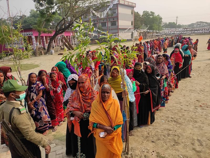 সাতক্ষীরার একটি কেন্দ্রের সামনে সকালে ভোটারদের লাইন