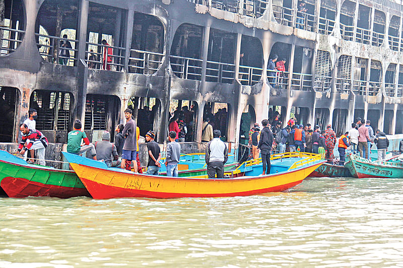 ২৩ ডিসেম্বর রাতে সুগন্ধা নদীতে এমভি অভিযান-১০ লঞ্চে ভয়াবহ অগ্নিকাণ্ডের ঘটনা ঘটে