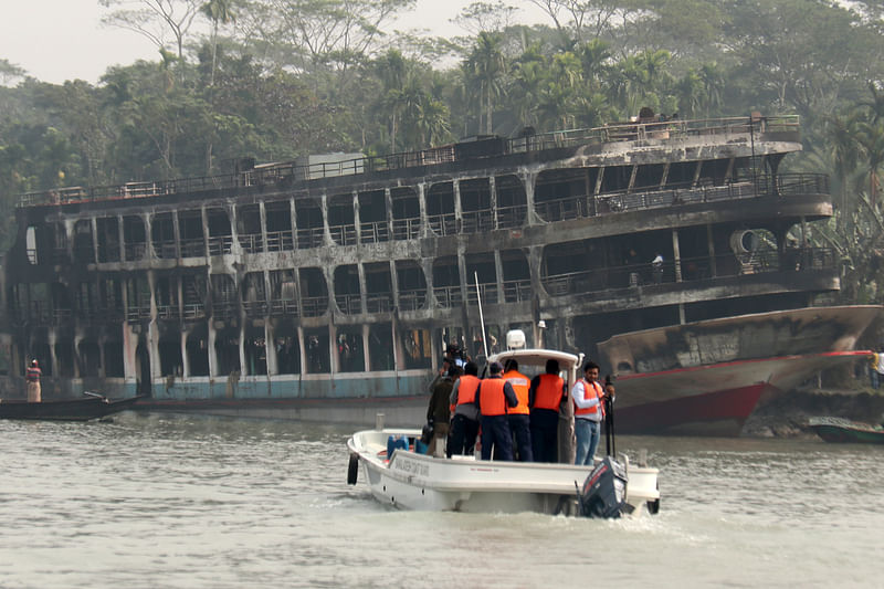 ঝালকাঠিতে মাঝনদীতে যাত্রীবাহী লঞ্চে আগুন লাগে। পুড়ে যাওয়া লঞ্চ ভেড়ানো রয়েছে পাড়ে