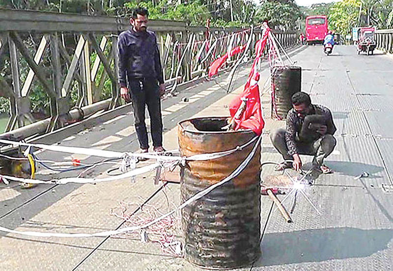 ঝালকাঠির বাসন্ডা নদীর ওপর নির্মিত বাসন্ডা সেতুর এক পাশ বন্ধ করে মেরামতের কাজ চলছে। গত বুধবার তোলা ছবি