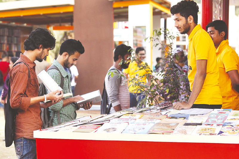 প্রতিবছর মেলায় প্রায় ১৫০০ থেকে ২০০০ জন বিক্রয়কর্মী হিসেবে খণ্ডকালীন চাকরির সুযোগ পান