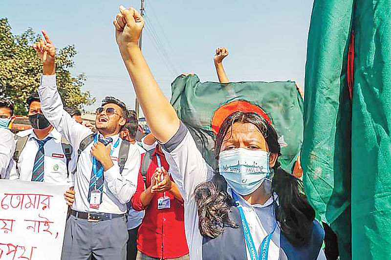 নিরাপদ সড়ক আন্দোলনে নেমে শিক্ষার্থীরা আবারো দেখিয়ে দিল অনাচার–অনিয়মে চুপ থাকা যাবে না