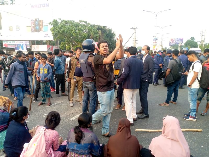 সড়ক দুর্ঘটনায় ছাত্রের মৃত্যুর পর গোপালগঞ্জের বঙ্গবন্ধু শেখ মুজিবর রহমান বিজ্ঞান ও প্রযুক্তি বিশ্ববিদ্যালয়ে  শিক্ষার্থীরা ঢাকা-খুলনা মহাসড়ক অবরোধ করেন। সোমবার বেলা ৫ টায় মহাসড়কের গোপালগঞ্জ সদর উপজেলার ঘোনাপাড়া মোড়ে