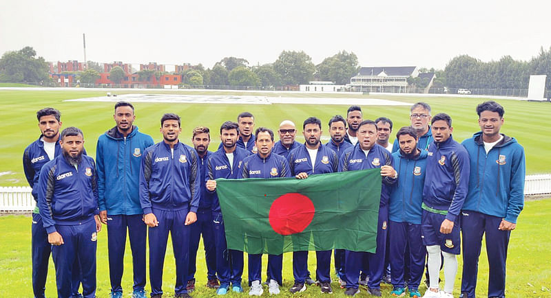 সুদূর নিউজিল্যান্ডে থেকেও ক্রাইস্টচার্চের হ্যাগলি পার্কে জাতীয় পতাকা হাতে জাতীয় সংগীত গাইলেন মুশফিকুর রহিম-তাসকিন আহমেদরা