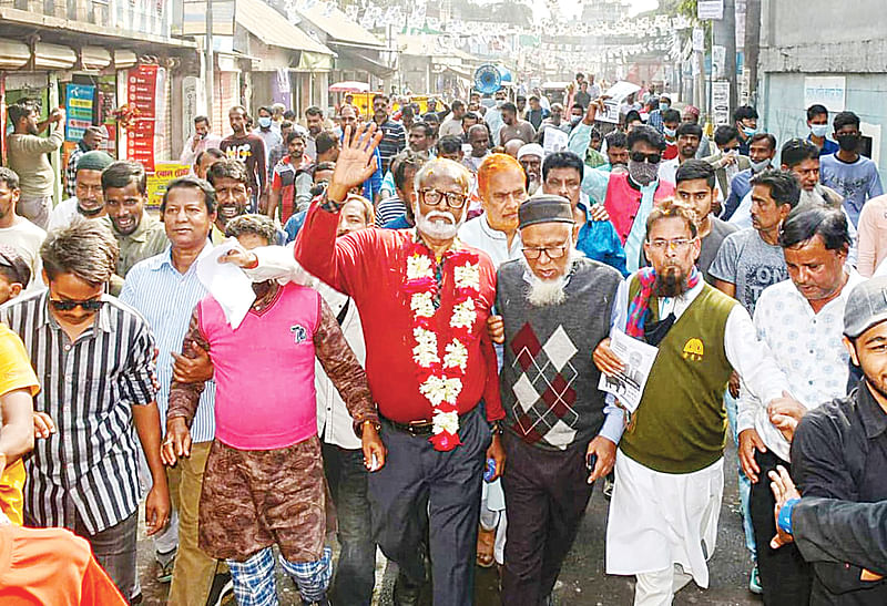 স্বতন্ত্র মেয়র প্রার্থী তৈমুর আলম খন্দকারের গণসংযোগ। গতকাল দুপুরে নারায়ণগঞ্জ বন্দরের শান্তিনগর এলাকায়