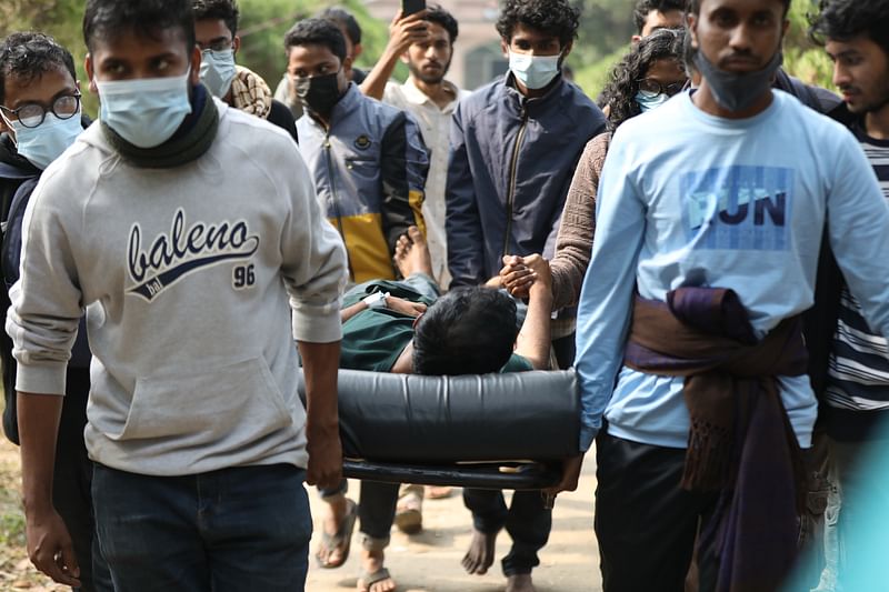 শাহজালাল বিজ্ঞান ও প্রযুক্তি বিশ্ববিদ্যালয়ের উপাচার্যের পদত্যাগের দাবিতে শিক্ষার্থীদের অনশন চলছে। অনশনে থাকা কাজল দাস নামের এক শিক্ষার্থী অসুস্থ হয়ে পড়লে তাঁকে হাসপাতালে নিয়ে যান সতীর্থরা