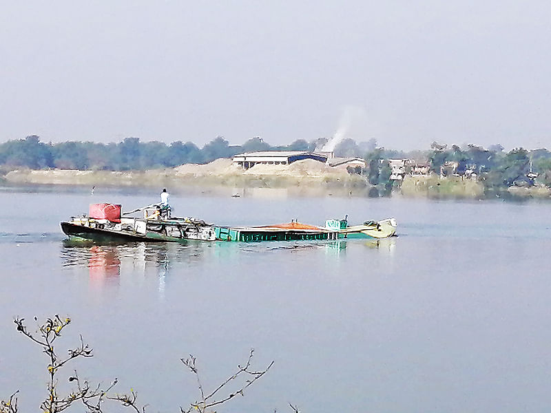 নিষেধাজ্ঞা থাকা সত্ত্বেও হালদায় চলছে বালুবাহী বার্জ। সোমবার বিকেলে চট্টগ্রামের রাউজানের নোয়াপাড়া ইউনিয়নের মোকামীপাড়া এলাকায়