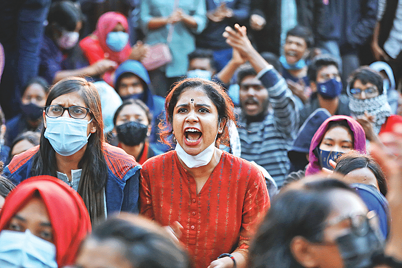 সিলেটের শাহজালাল বিজ্ঞান ও প্রযুক্তি বিশ্ববিদ্যালয়ের উপাচার্য ফরিদ উদ্দিন আহমেদের পদত্যাগের দাবিতে শিক্ষার্থীদের বিক্ষোভ