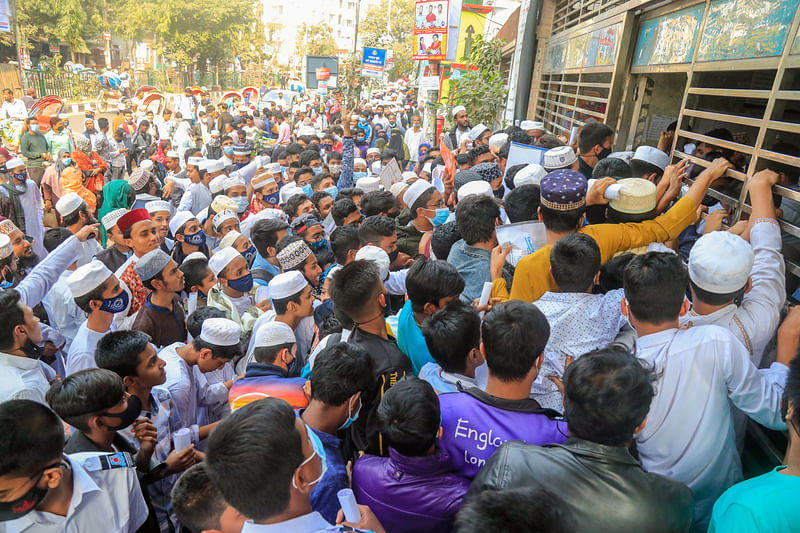 করোনাভাইরাসের প্রাদুর্ভাব বেড়ে যাওয়ার কারণে ইতিমধ্যে ‘করোনার টিকা ছাড়া স্কুল পরিচালনা নয়’ ঘোষণা এসেছে। সংক্রমণ নিয়ন্ত্রণে রাখতে বিভিন্ন স্কুলের শিক্ষার্থীদের টিকার আওতায় আনার কার্যক্রম চালু হয়েছে। টিকা নিতে মতিঝিল আইডিয়াল স্কুল অ্যান্ড কলেজে বিভিন্ন স্কুলশিক্ষার্থীরা ভিড় করেছে। মতিঝিল, ৯ জানুয়ারি