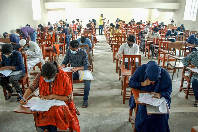 বিশ্ববিদ্যালয় ভর্তি পরীক্ষায় অংশ নিচ্ছেন শিক্ষার্থীরা