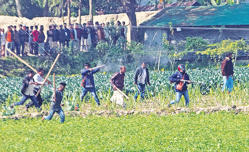 চট্টগ্রামের সাতকানিয়ার খাগরিয়া ইউপি নির্বাচন চলাকালে দুই পক্ষের মধ্যে পাল্টাপাল্টি অস্ত্র হাতে গোলাগুলির ঘটনা ঘটে। এ সময় আওয়ামী লীগ মনোনীত প্রার্থী আকতার হোসেনের অনুসারীরা স্বতন্ত্র প্রার্থী জসিম উদ্দিনের অনুসারীদের দিকে গুলি ছোড়ে। গতকাল সকাল ১০টায় খাগরিয়া গনিপাড়া সরকারি প্রাথমিক বিদ্যালয় কেন্দ্রের পাশের কৃষিজমিতে