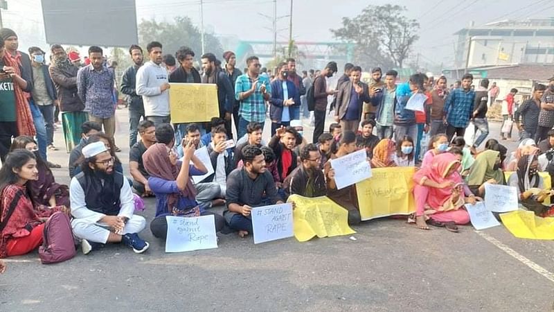 গোপালগঞ্জে বঙ্গবন্ধু শেখ মুজিবুর রহমান বিজ্ঞান ও প্রযুক্তি বিশ্ববিদ্যালয়ের এক ছাত্রী দলবদ্ধ ধর্ষণের শিকার হয়েছেন। প্রতিবাদে ঢাকা-খুলনা মহাসড়ক অবরোধ করে বিক্ষোভ করছেন শিক্ষার্থীরা। আজ সকালে গোপালগঞ্জের ঘোনাপাড়া মোড়ে