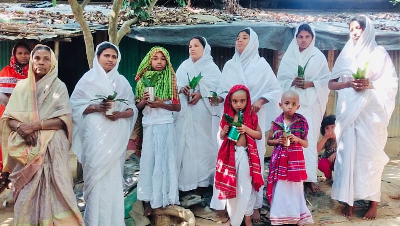 কক্সবাজারের চকরিয়ার পিকআপ চাপায় নিহত পাঁচ ভাইয়ের শ্রাদ্ধানুষ্ঠানে মা মানু রানী সুশীল ও নিহত পাঁচজনের স্ত্রীরা। আজ শুক্রবার বেলা ১১টায় ডুলাহাজারা ইউনিয়নের হাসিনাপাড়ায়