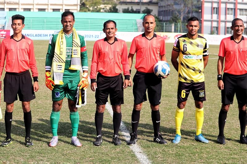 শেখ রাসেল ক্রীড়াচক্রের বিপক্ষে ম্যাচ শুরুর আগে রেফারিদের সঙ্গে জামাল ভূঁইয়া (ডান থেকে দ্বিতীয়)