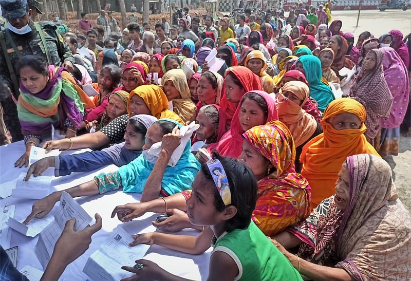 সাশ্রয়ী মূল্যে টিসিবির পণ্য কিনতে লাইনে দাঁড়িয়েছেন নানা বয়সী মানুষ