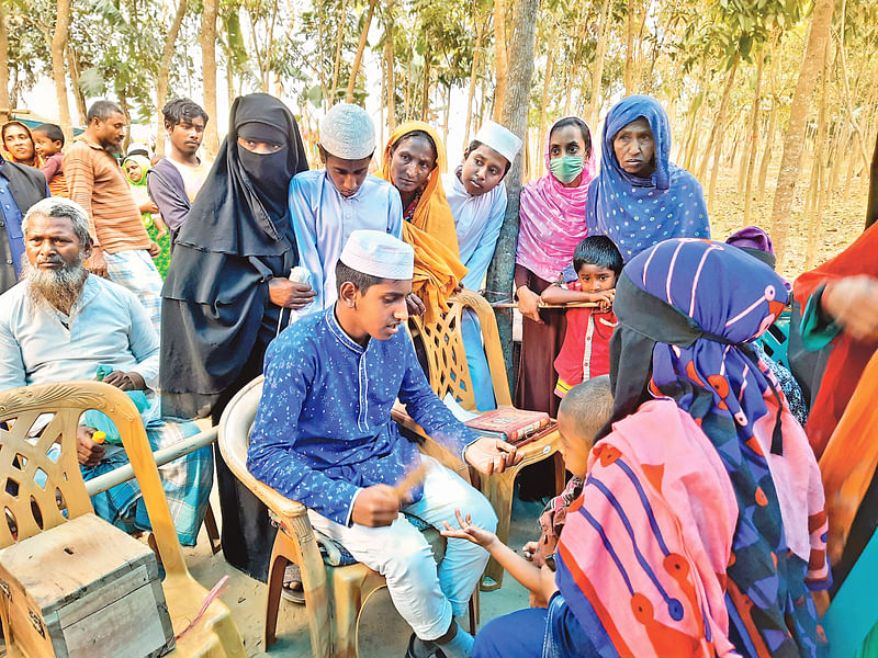 ময়মনসিংহের নান্দাইলের কিশোর কবিরাজ এক শিশুর শ্বাসকষ্টের চিকিৎসা করছে। গত শনিবার উপজেলার বীরকামটখালী গ্রামে