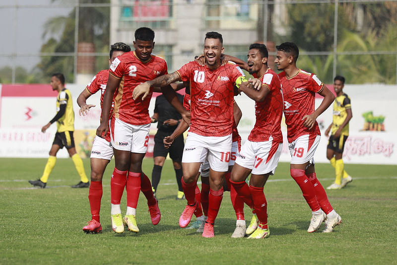 রবসনকে ঘিরে বসুন্ধরা কিংসের খেলোয়াড়দের গোল উদ্‌যাপন