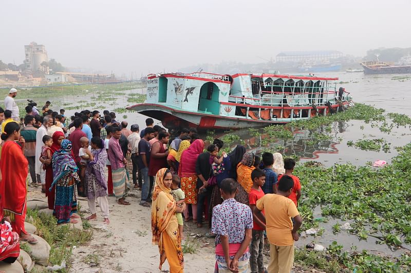 নারায়ণগঞ্জে শীতলক্ষ্যা নদীতে ডুবে যাওয়া লঞ্চটি আজ সোমবার ভোরে উদ্ধারকারী জাহাজ প্রত্যয় উদ্ধার করে নদীর পাড়ে রাখে