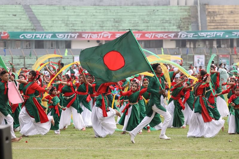 জাতীয় পতাকা হাতে শিক্ষার্থীদের উদযাপন