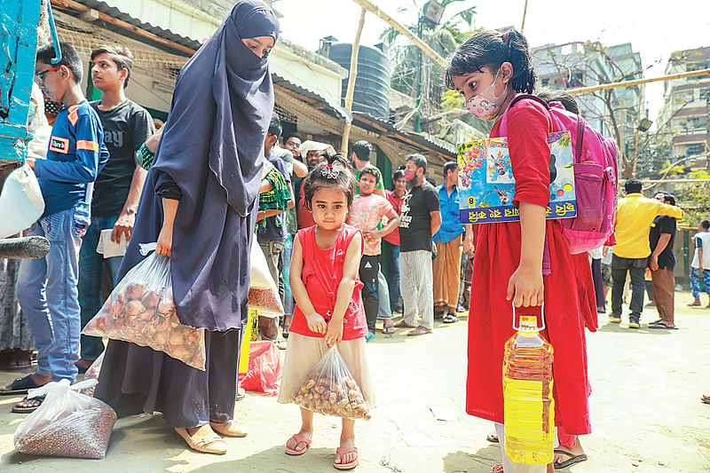 মেয়ে মাইশাকে স্কুলে দিয়ে টিসিবির পণ্য নিতে লাইনে দাঁড়ান সোহাগী আক্তার। দীর্ঘক্ষণ অপেক্ষার পরও পণ্য পাননি। পরে স্কুলে গিয়ে মেয়েকে নিয়ে এসে আবার লাইনে দাঁড়ান তিনি। পরে পণ্য নিয়ে বাড়ি ফেরেন মা–মেয়ে। গতকাল দুপুরে রাজধানীর বাড্ডা জাগরণী সংঘ মাঠে