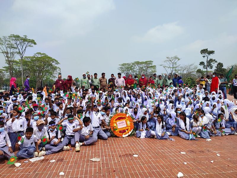 স্মৃতিসৌধে শ্রদ্ধা জানাতে আসেন সাভারের পল্লী বিদ্যুৎ এলাকার হলি সোল আইডিয়াল স্কুলের শিক্ষকেরা