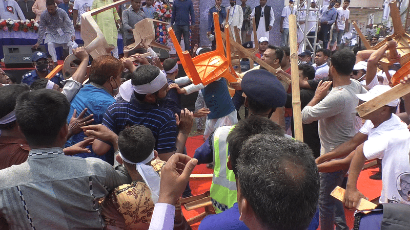 রাজশাহীর বাঘা উপজেলায় আওয়ামী লীগের সম্মেলনে দুই পক্ষের সংঘর্ষ।  ছবিটি সোমবার বেলা সাড়ে ১১টার দিকে উপজেলার শাহদৌলা সরকারি কলেজ মাঠে তোলা