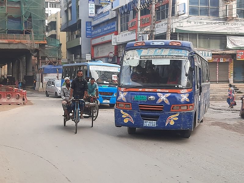 গাড়ি চালানোর নির্দেশনা পেয়েই সকালে গাড়ি নিয়ে বের হয়েছেন যানবাহনের চালকেরা