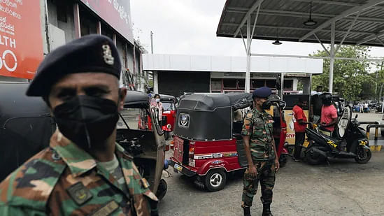 কলম্বোর একটি পেট্রলপাম্পে দায়িত্বরত সেনাসদস্যরা