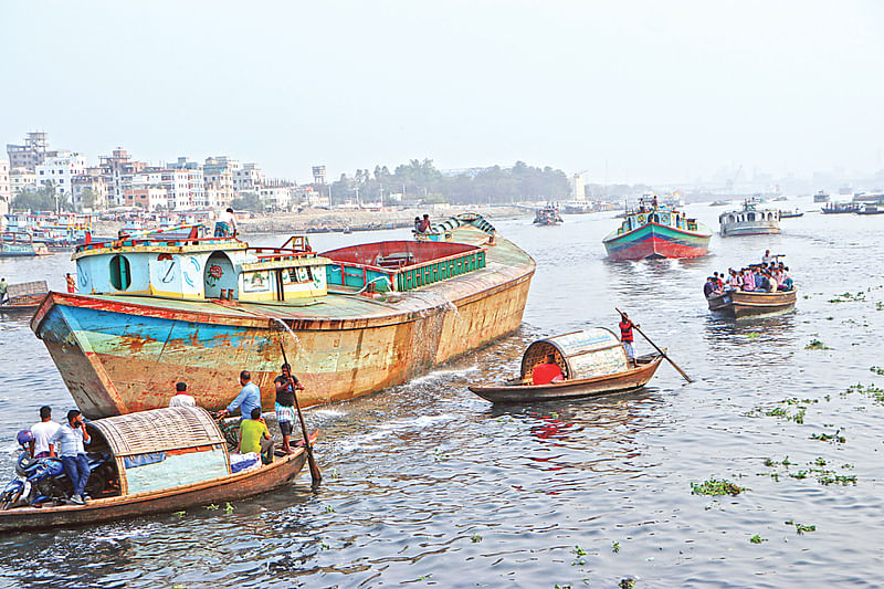 শীতলক্ষ্যা দিয়ে চলছে নৌযান