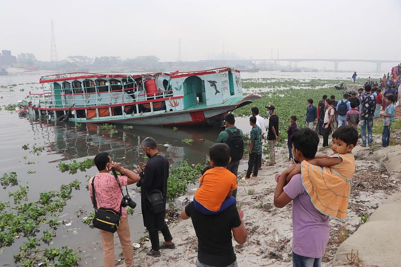 নারায়ণগঞ্জে শীতলক্ষ্যা নদীতে ডুবে যাওয়া লঞ্চটি আজ সোমবার ভোরে উদ্ধারকারী জাহাজ প্রত্যয় উদ্ধার করে নদীর পাড়ে রাখে