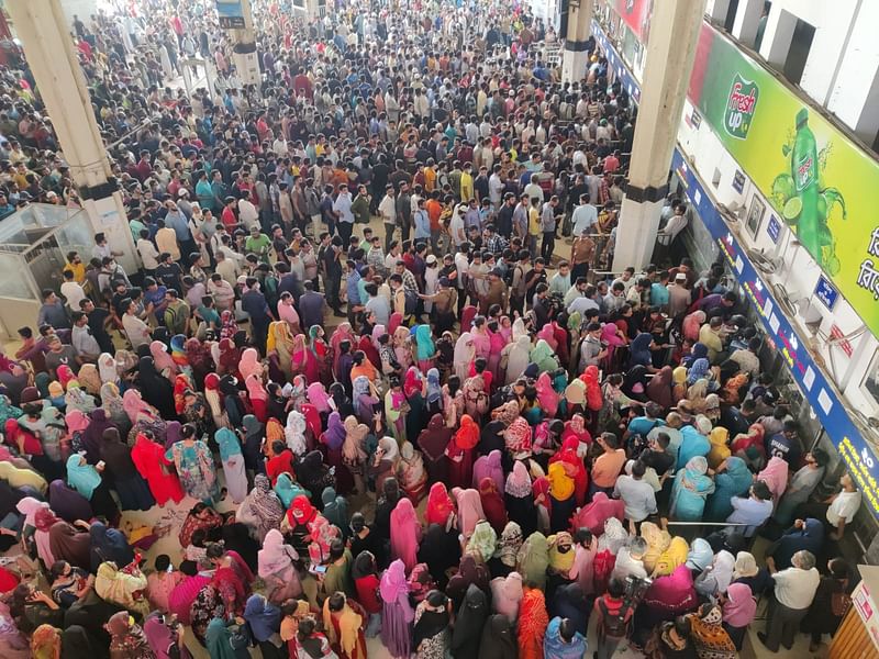 কমলাপুরে নারীদের জন্য কাউন্টার দুটি। কাউন্টারের সামনে দীর্ঘ লাইনে দাঁড়িয়ে ভোগান্তিতে নারীরা