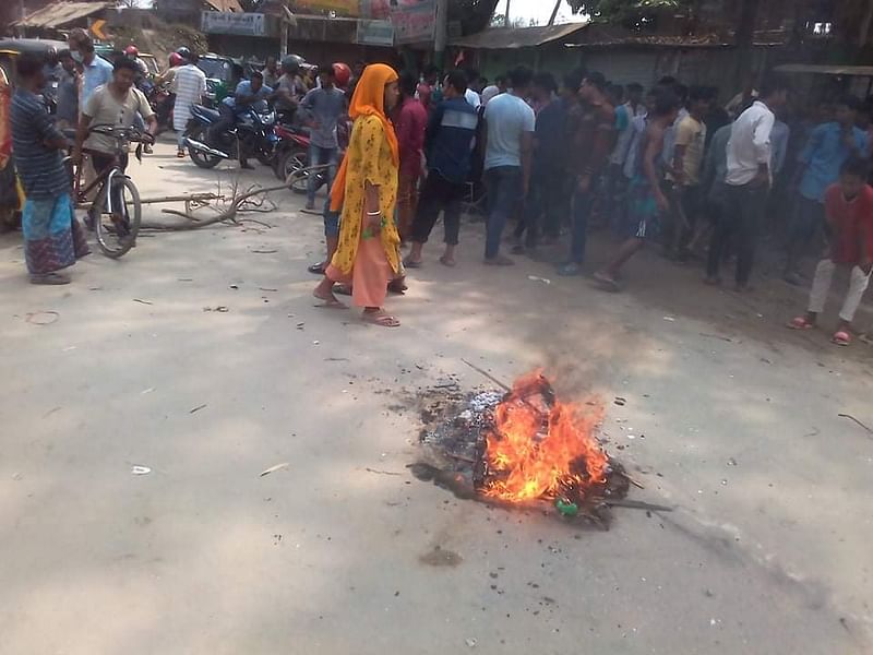 চট্টগ্রামের বোয়ালখালী উপজেলার কালুরঘাট এলাকায় বকেয়া বেতন-ভাতার দাবিতে আগুন জ্বালিয়ে বিক্ষোভ করেন রিজেন্ট টেক্সটাইলের পোশাক শ্রমিকেরা। এ সময় পুলিশের সঙ্গে সংঘর্ষ হয় শ্রমিকদের