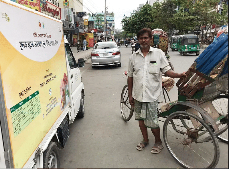 পকেটে হাত দিয়ে মো. আলমগীর বিক্রেতাকে বললেন, আজ টাকা নেই সঙ্গে। কাল যদি বিক্রেতা আসেন, তাহলে তিনি কিনতে আসবেন।