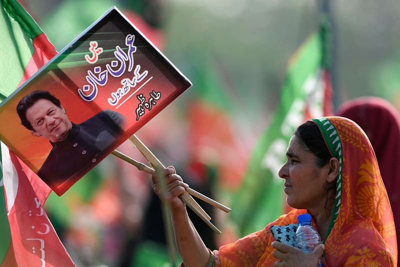 ইমরান খান একটি জনপ্রিয় ও পাশ্চাত্যবিরোধী ‘আখ্যান’ তৈরির চেষ্টা করছেন। তাঁর অনেক অনুসারী এই আখ্যান বিশ্বাস করছেন