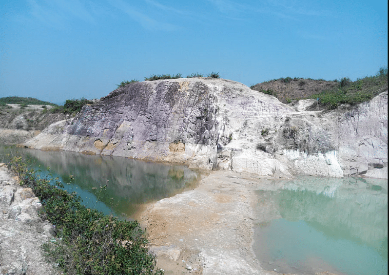 নেত্রকোনার দুর্গাপুরের চিনামাটির পাহাড়