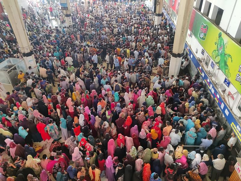 কমলাপুর স্টেশনে টিকিটপ্রত্যাশীরা