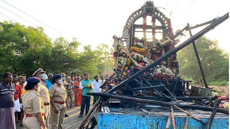 রথযাত্রার গাড়ি একটি বিদ্যুৎ সঞ্চালন লাইনের সংস্পর্শে এলে এ দুর্ঘটনা ঘটে