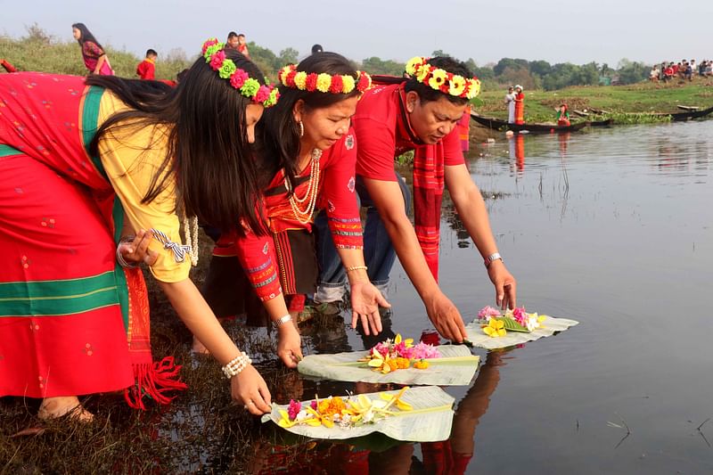 পুরোনো বছরকে বিদায় আর নতুন বছরকে স্বাগত জানাতে ফুল ভাসিয়ে দিচ্ছেন চাকমা সম্প্রদায়ের তিন নারী–পুরুষ। আজ সকালে রাঙামাটির রাঙ্গাপানি গ্রামের হাধাংজি বিলে