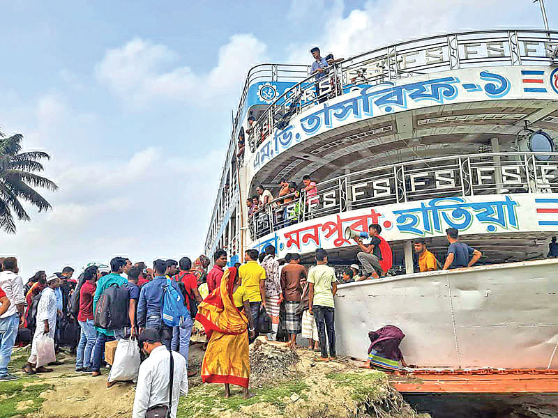 চার মাস ধরে এই লঞ্চঘাটে পন্টুন নেই। ভোগান্তির শেষ নেই যাত্রীদের। প্রতিনিয়ত ঘটছে দুর্ঘটনা। সম্প্রতি মনপুরা উপজেলার কাউয়ারটেকে