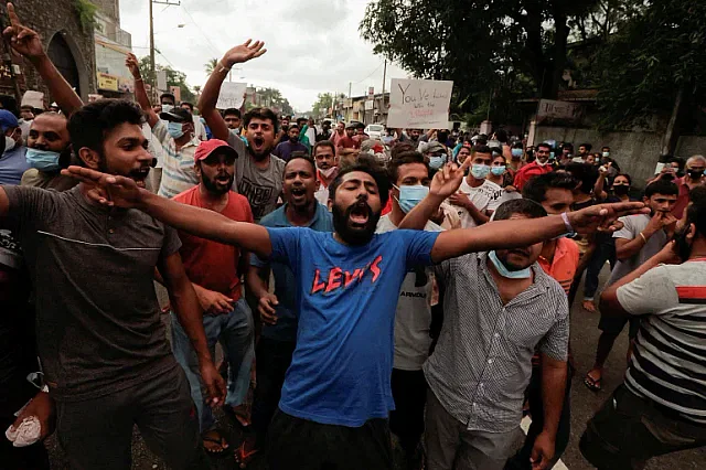 শ্রীলঙ্কার রাজপথে নেমে বিক্ষোভ করছেন লঙ্কানরা