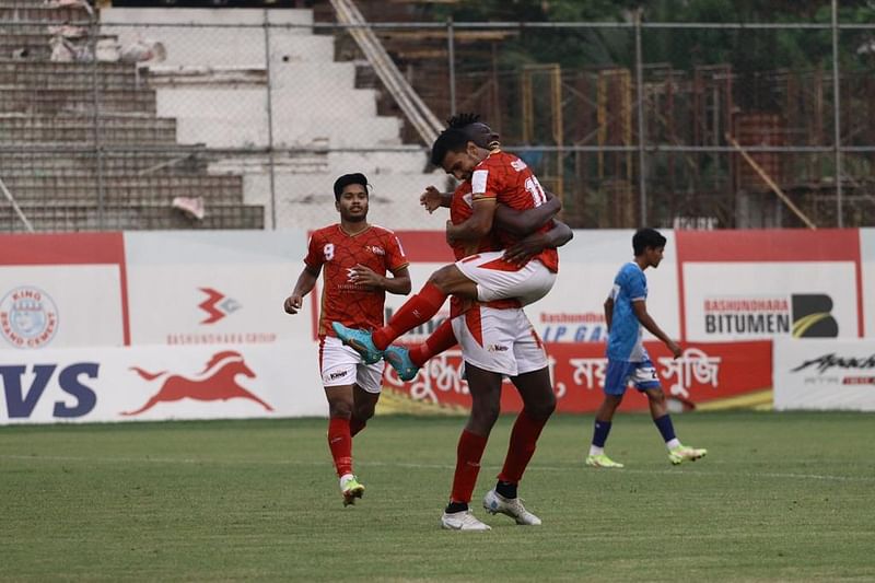 বারিধারার বিপক্ষে জেগে উঠে গোল উৎসব করেছে বসুন্ধরা কিংস