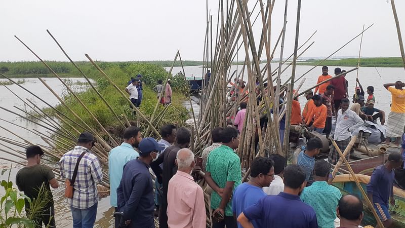 স্থানীয় কৃষক ও শ্রমিকদের নিয়ে প্রশাসনের কর্মকর্তারা বাঁধের ভাঙা অংশ মেরামতের চেষ্টা করছেন। আজ দুপুরে উপজেলার মেন্দিপুর ইউনিয়নের জগন্নাথপুর এলাকায়