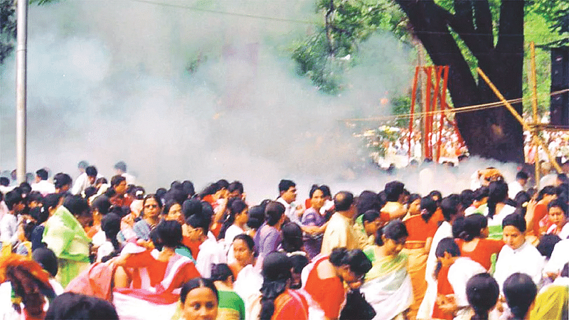 ২০০১ সালের ১৪ এপ্রিল বোমা হামলা হয় রমনার বটমূলে